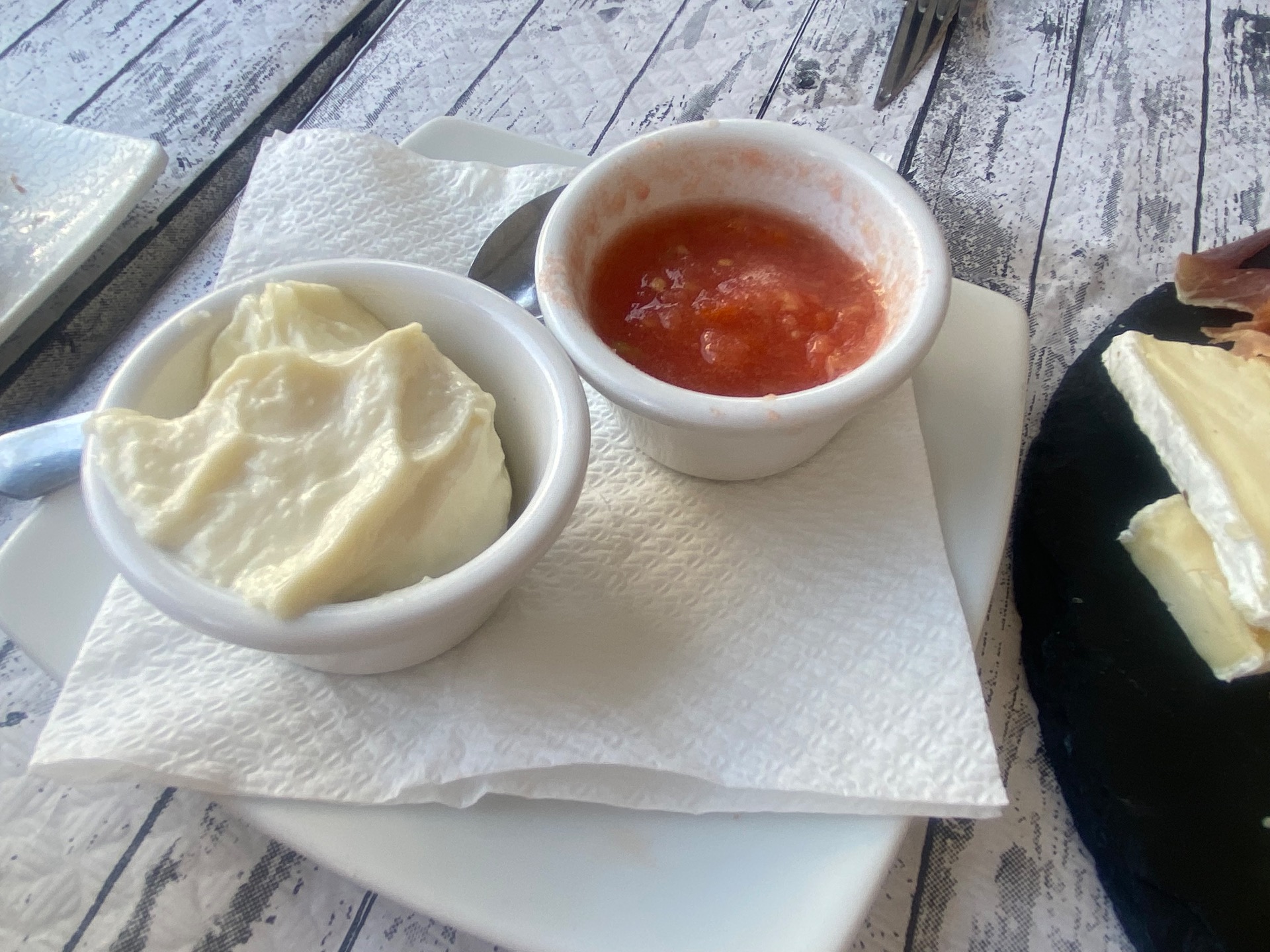 Allioli y salsa tomate - Cesnaková tatarka a strúhané paradajky s oliváčom a soľou. Veľmi jednoduché, ale brutálne chutné predjedlo s ich chlebom (pan)