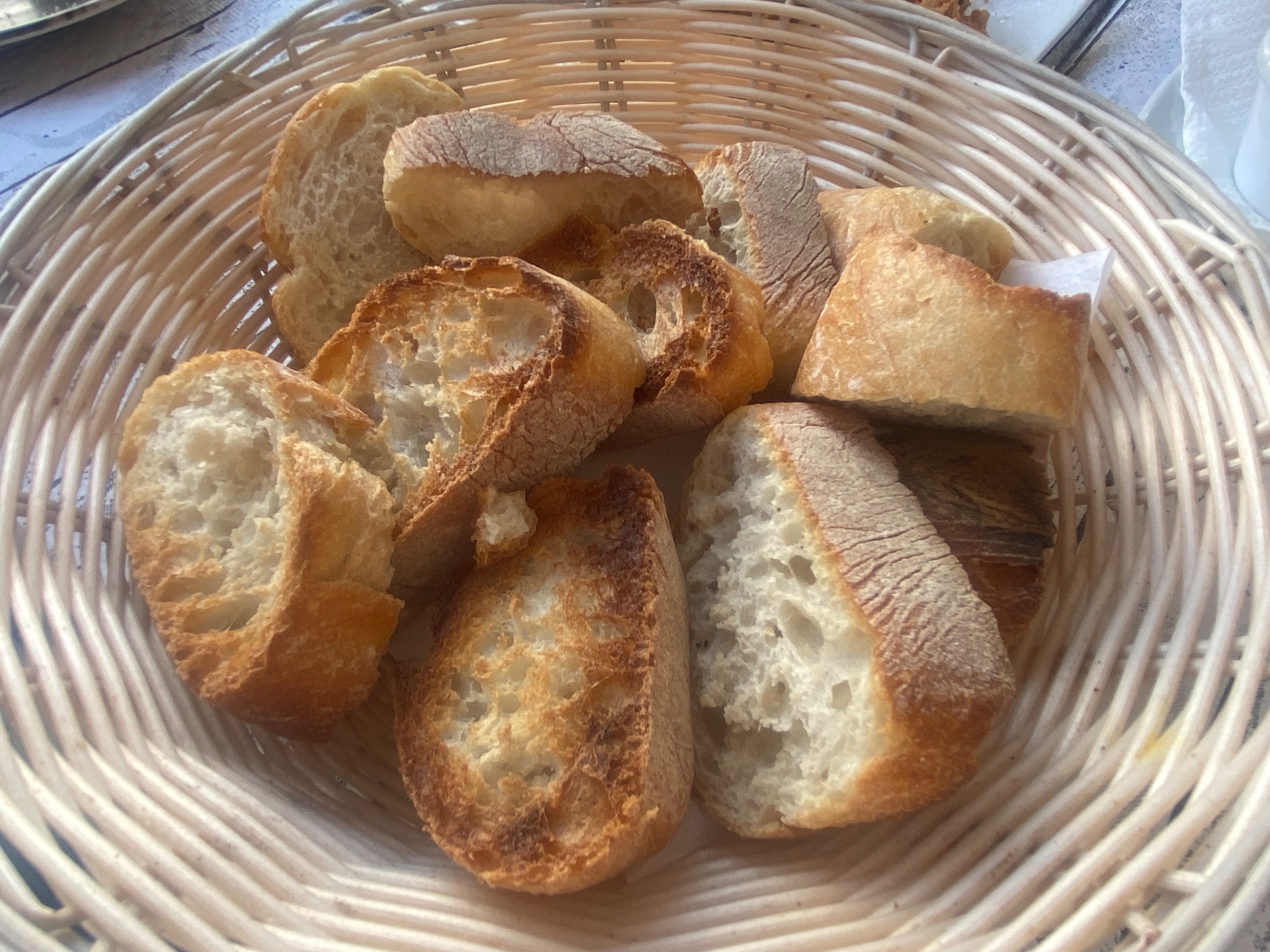 Pan - ich chleba - bageta. Niekde vám ju dajú čerstvú, niekde opečenú. Proste sa tak správne lepí na podnebie.