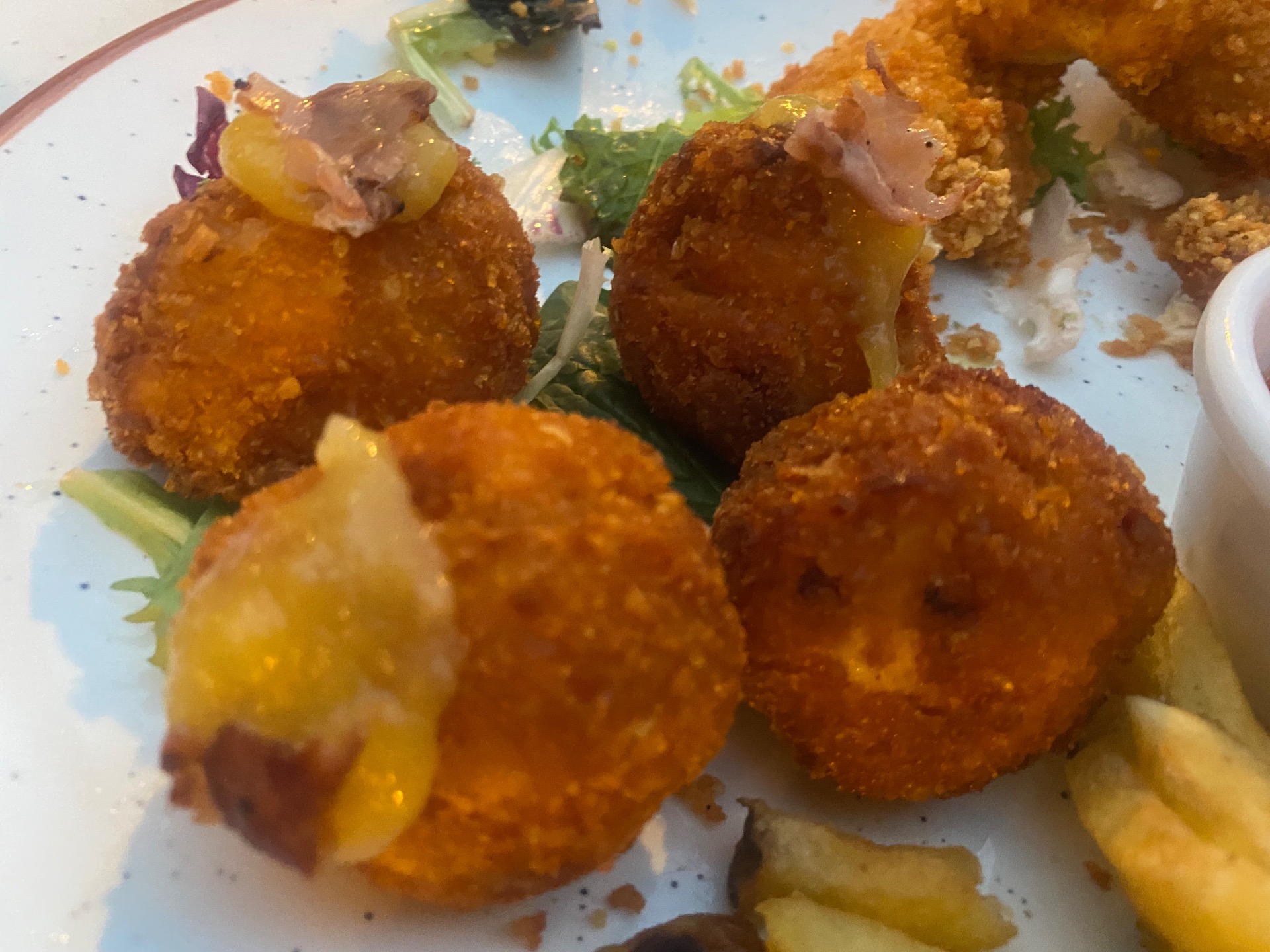 Croketas - Zemiakové krokety, iné ako u nás. Tam dávajú okrem zemiakov aj iné šmakulády do nich, syr, slanina,...